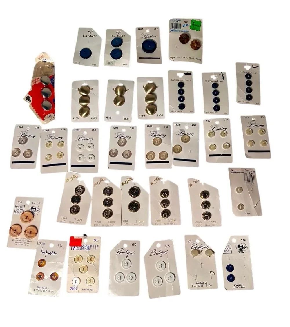 Vintage Buttons On Cards Lot Of 32 Le Chic, La Mode, Lansing & Assorted